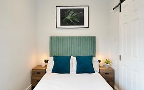 Cosy Modern Apartment With Free Parking